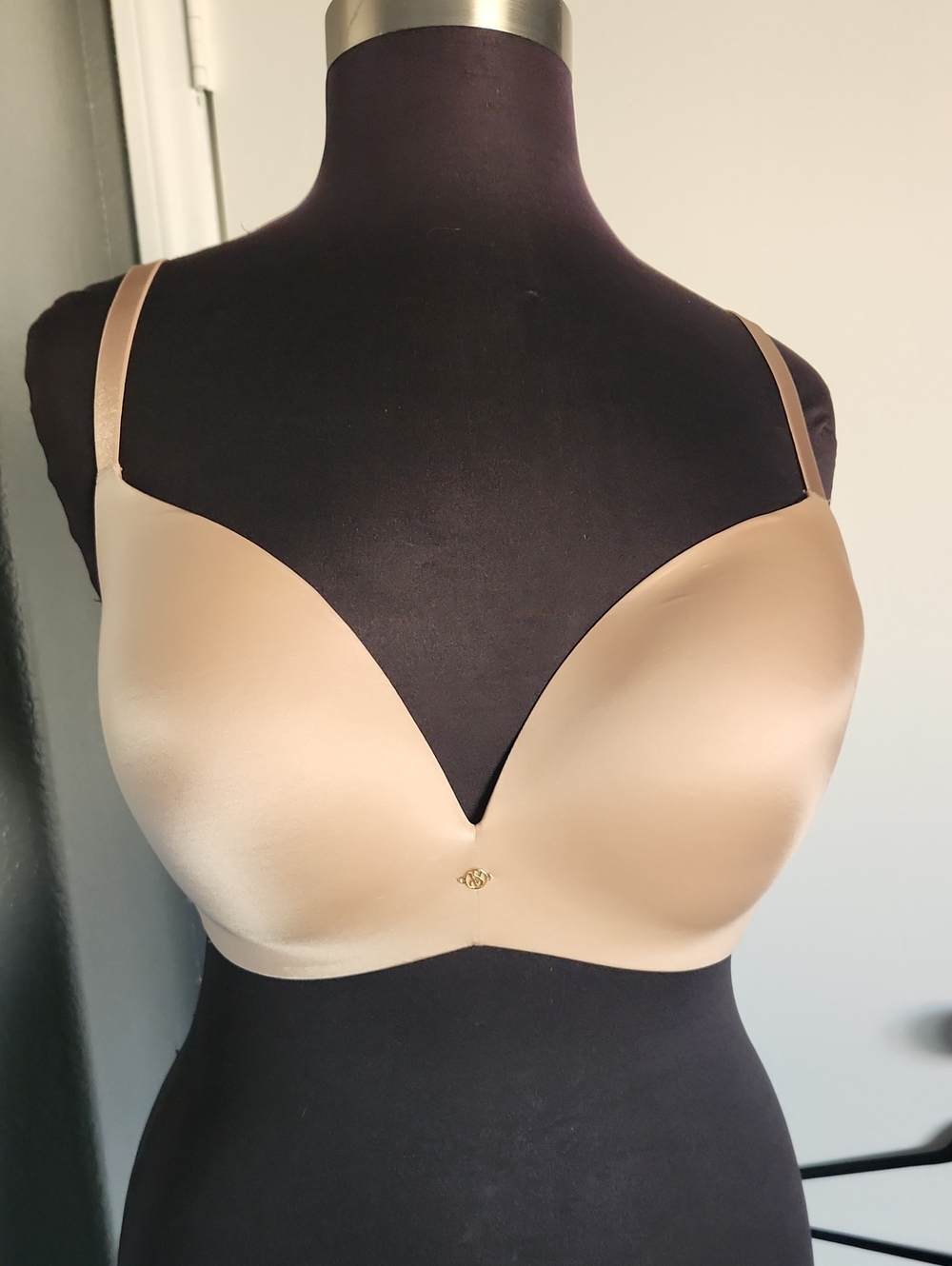Victoria's Secret Smooth Nude wirefree Push-Up Bra - Beige. never worn